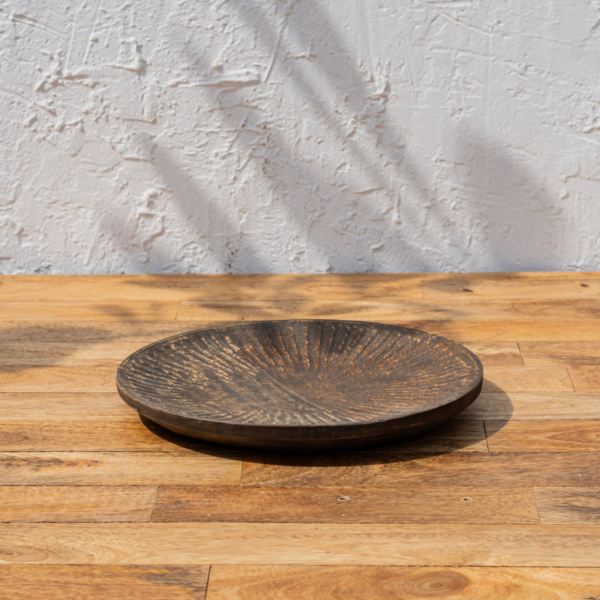 Side view of the Terrain wooden platter set