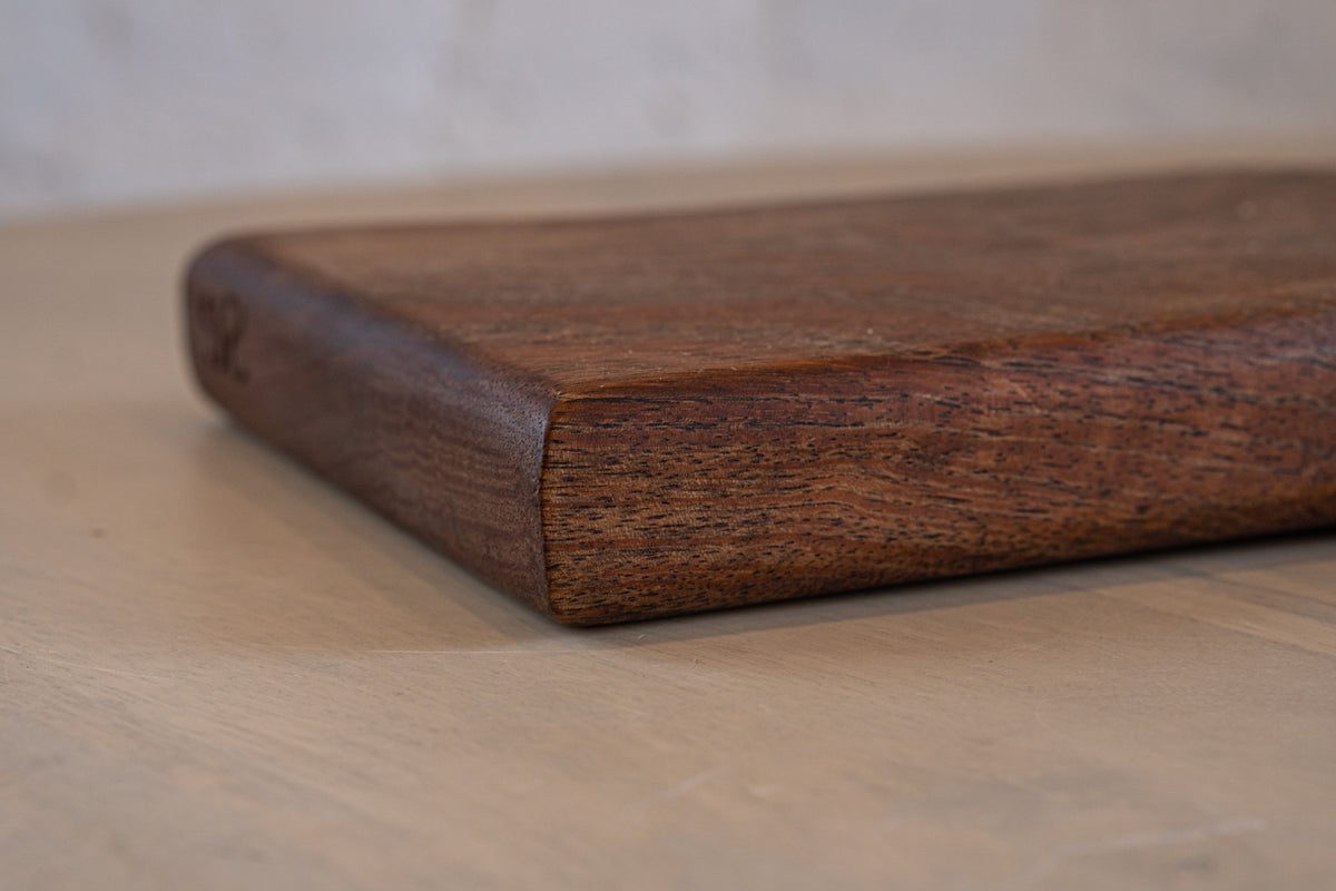 Side view of the Twinkle wooden serving board