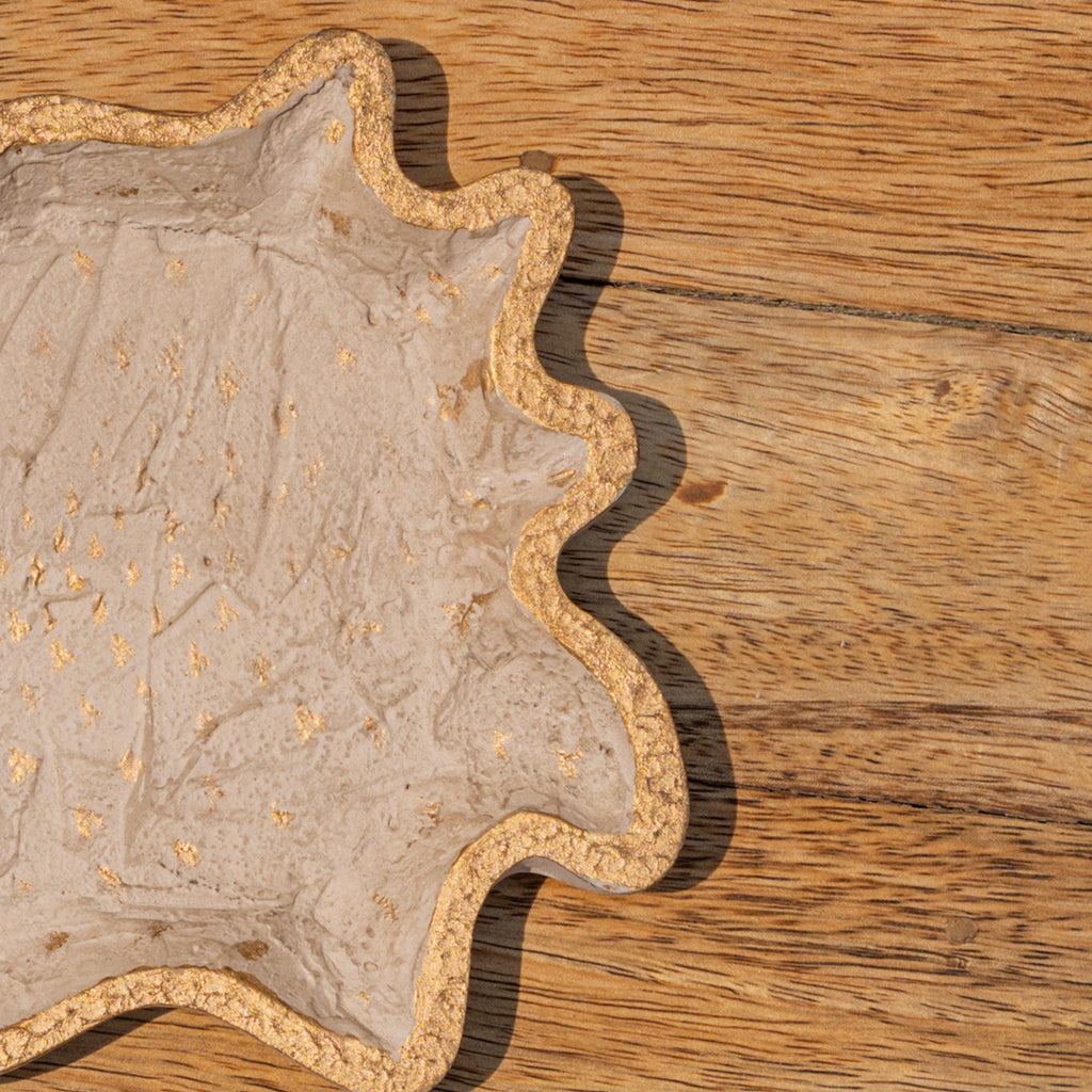 Close-up of the wavy edge of the Twister trinket tray