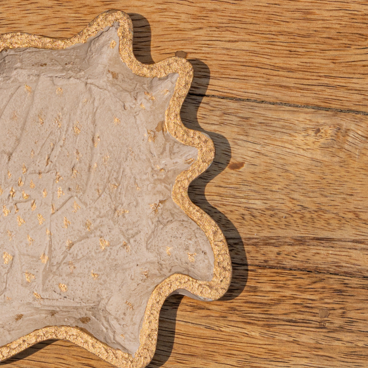 Close-up of the wavy edge of the Twister trinket tray