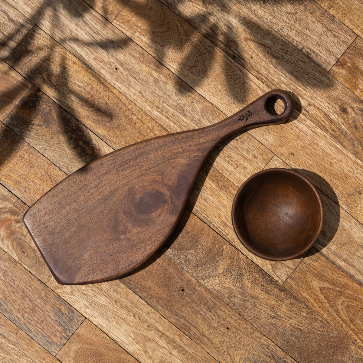 Top view of the Celebration hamper serving board and bowl