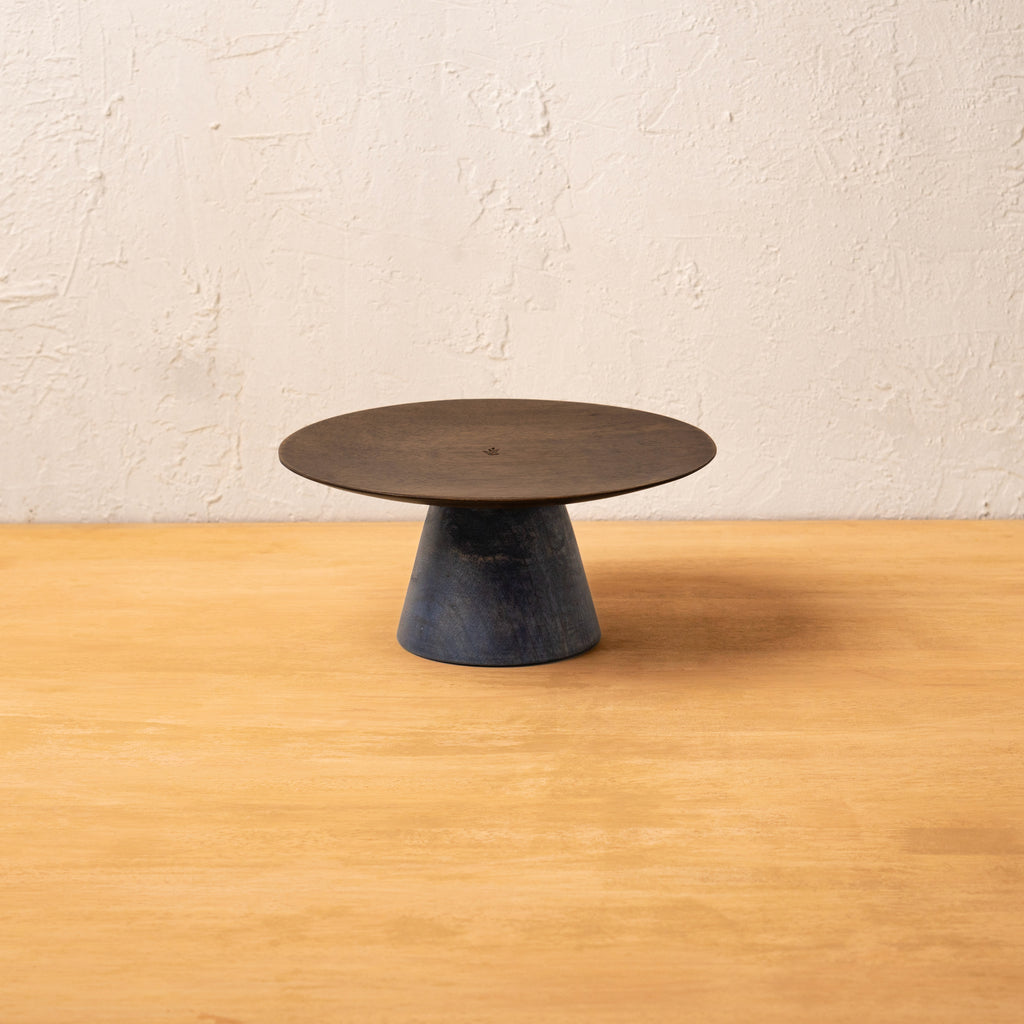 Front view of the empty Midnight wooden cake stand