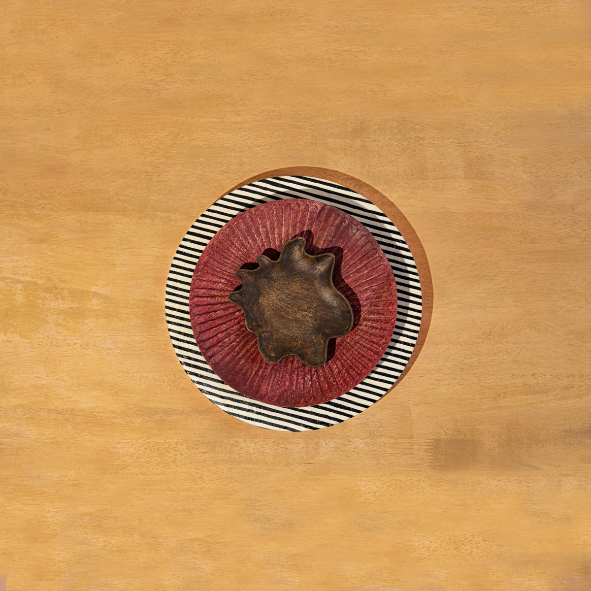 Top view of the Striped wooden platter set