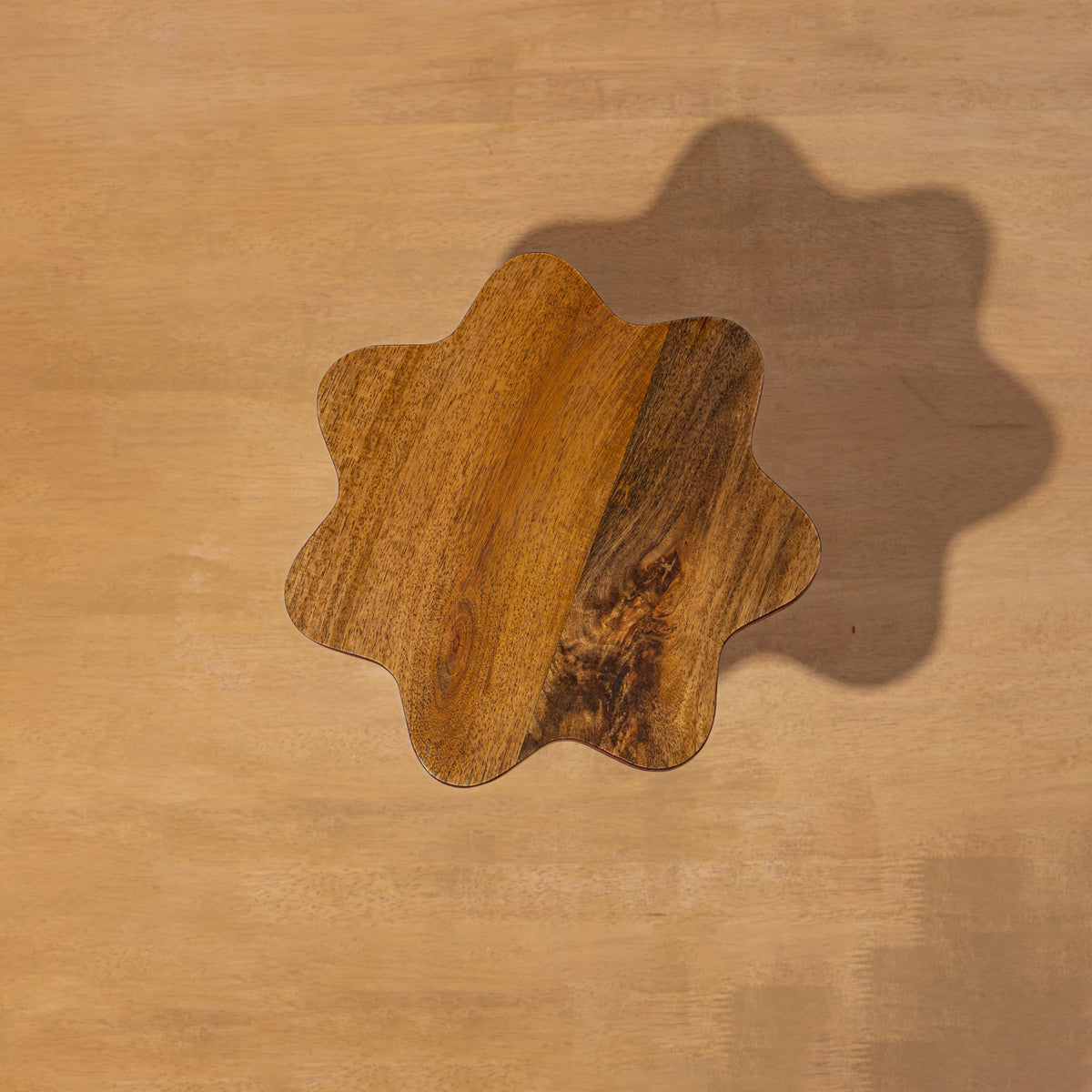 Top view of the empty Wavy wooden cake stand