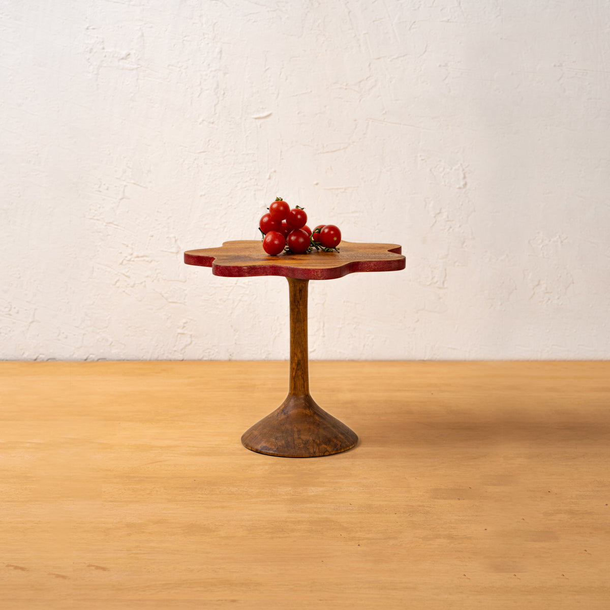 Front view of the empty Wavy wooden cake stand